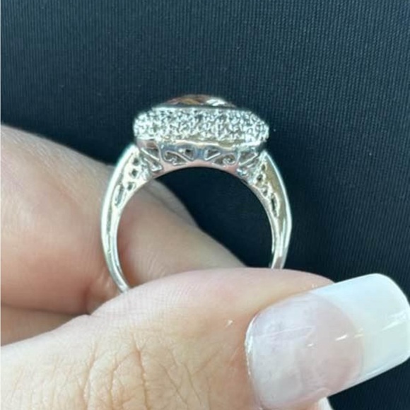 Selling the ring for a friend - Picture 1 of 2